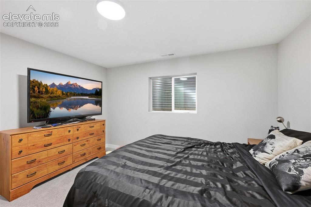 Image 15 of 30: Bedroom