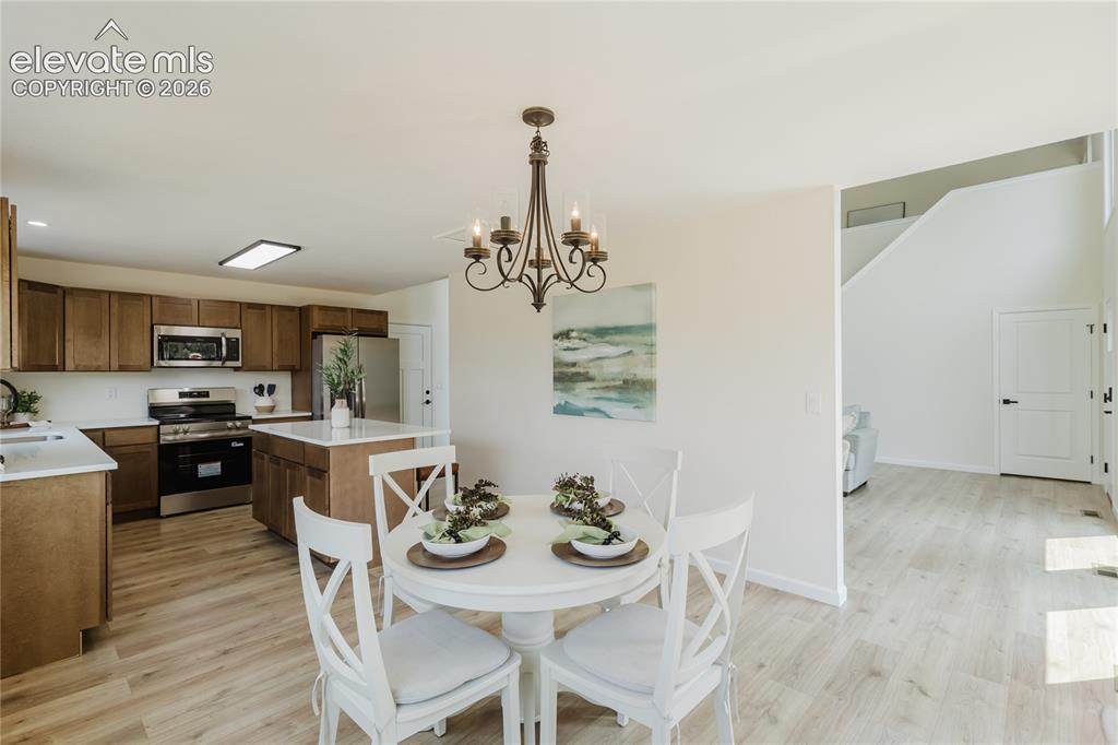 Image 10 of 50: Dining Area
