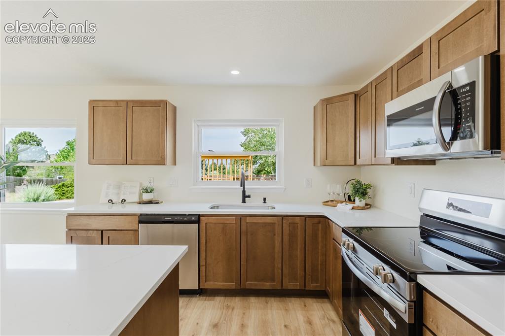 Image 12 of 50: Kitchen