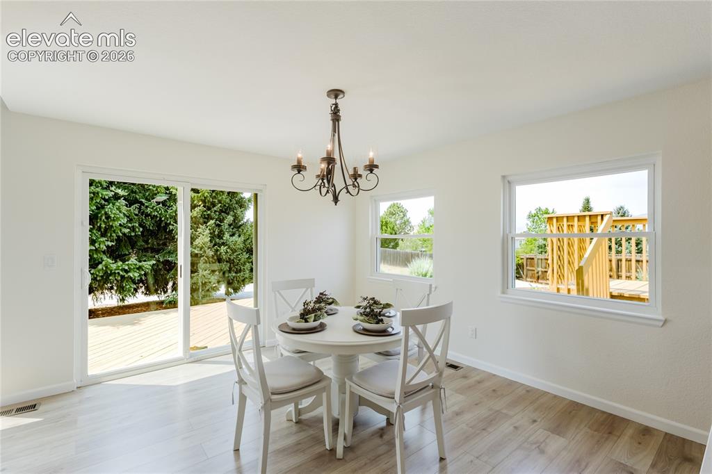 Image 14 of 50: Dining Area