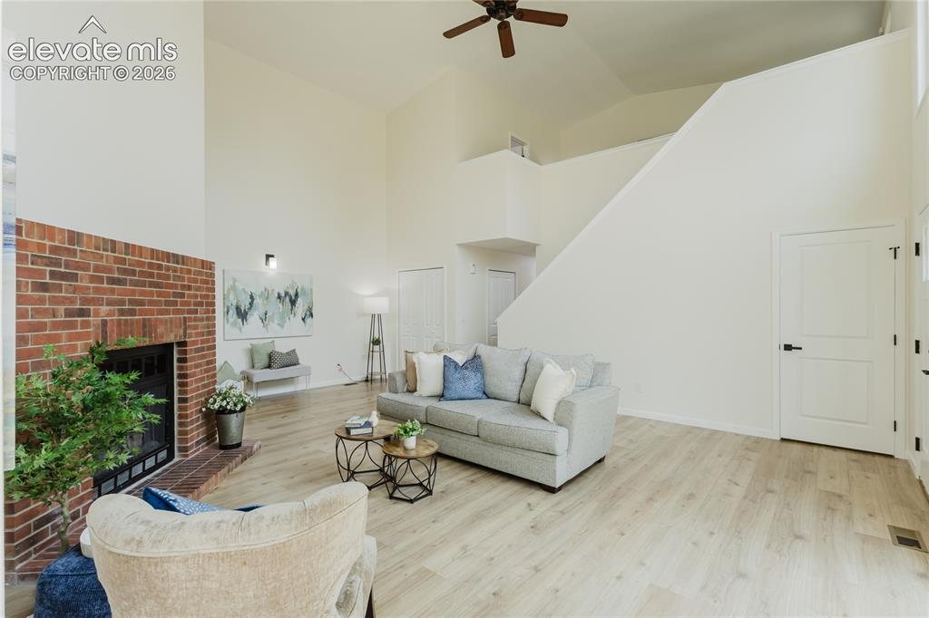 Image 8 of 50: Living Room