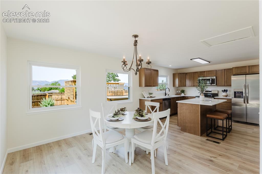 Image 9 of 50: Dining Area