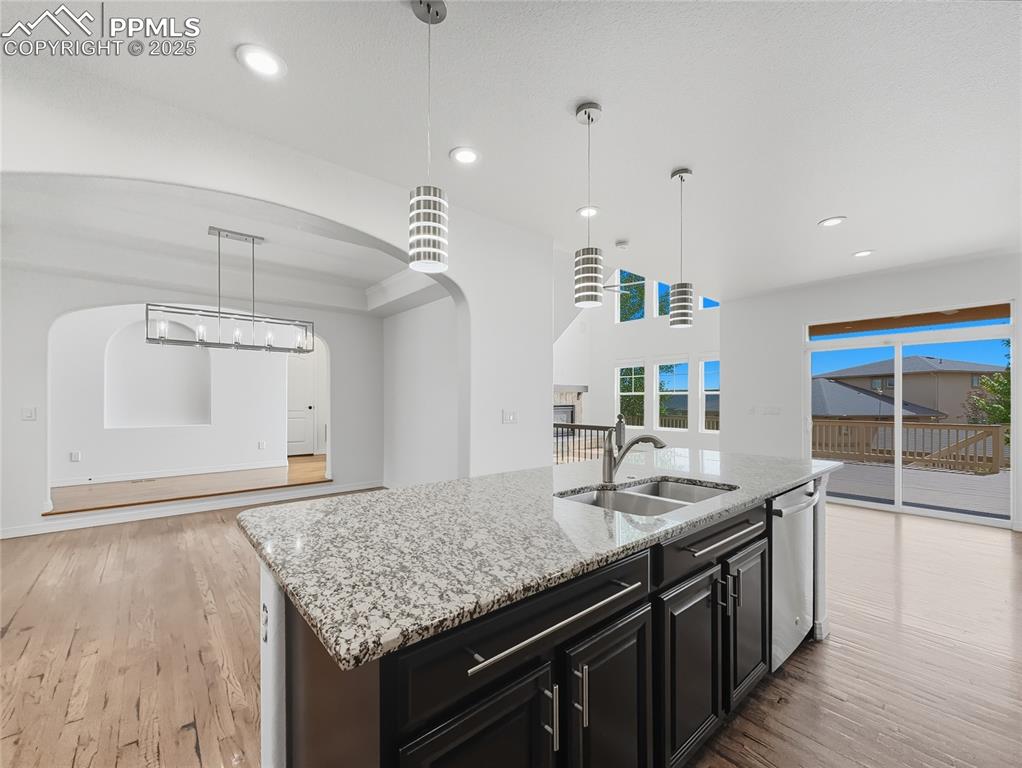 Image 15 of 50: Kitchen