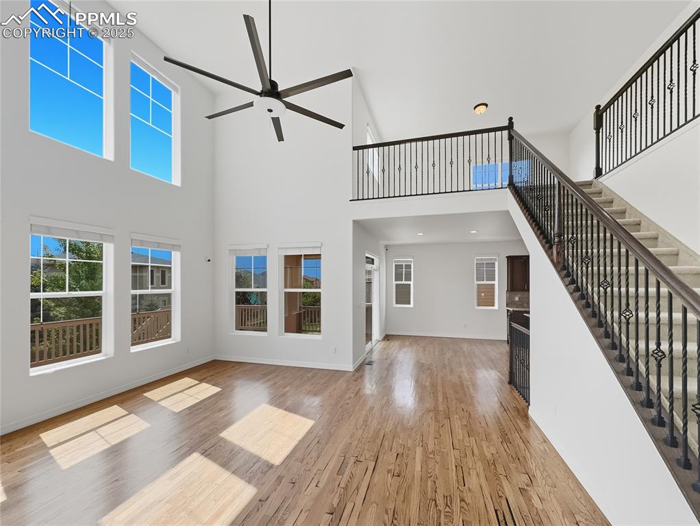 Image 8 of 50: Living Room