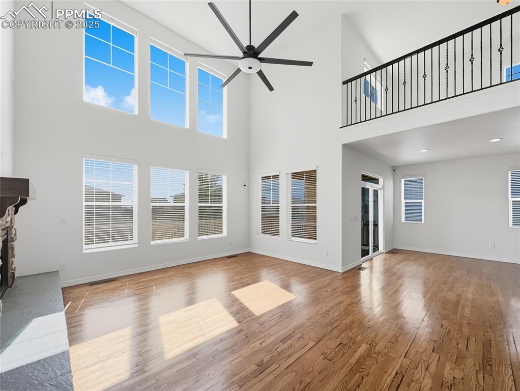 Image 9 of 50: Living Room