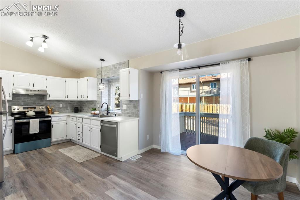 Image 12 of 45: Kitchen