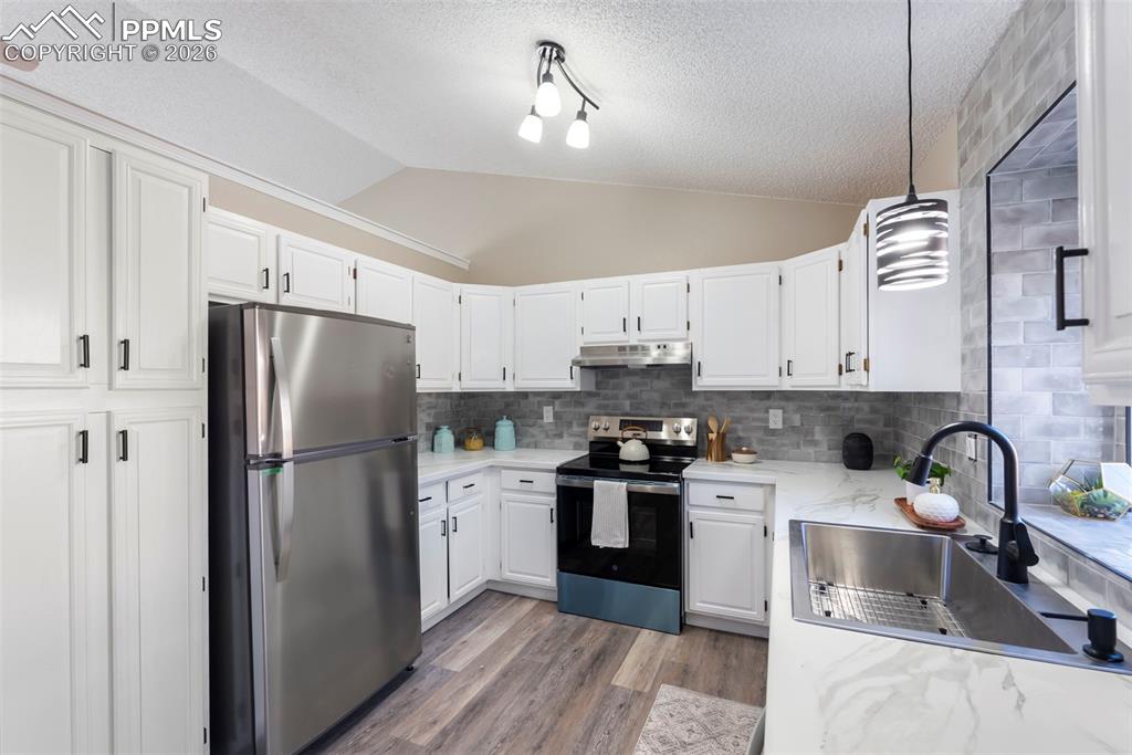 Image 13 of 45: Kitchen