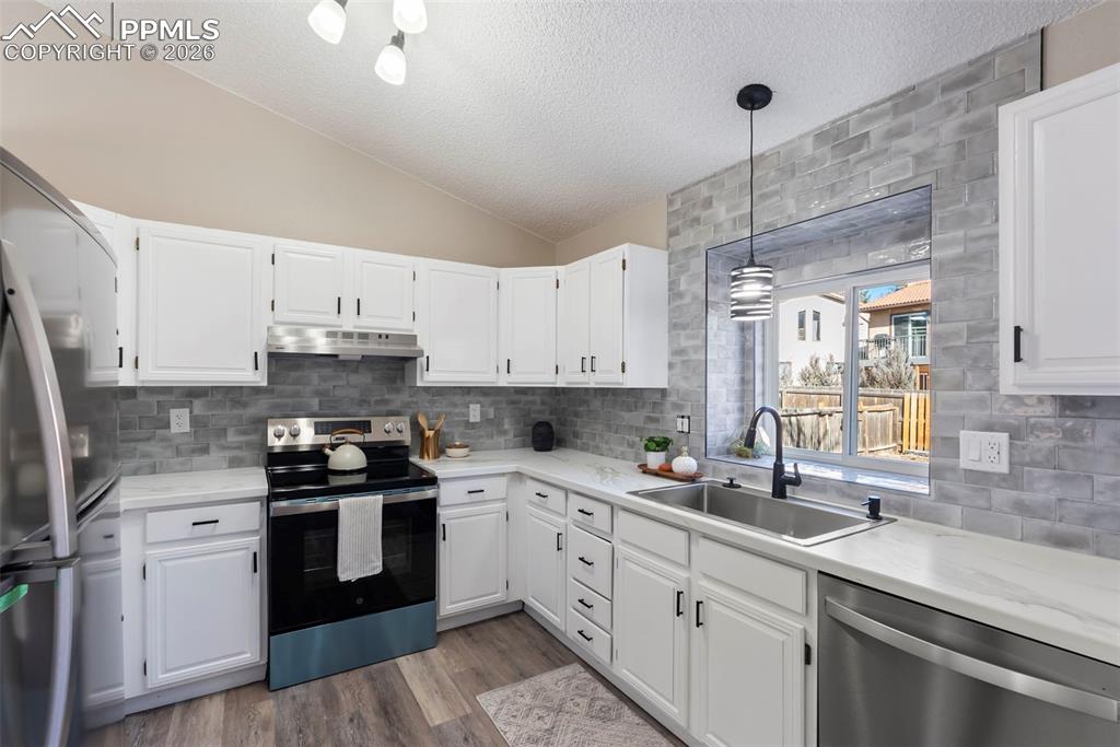 Image 15 of 45: Kitchen