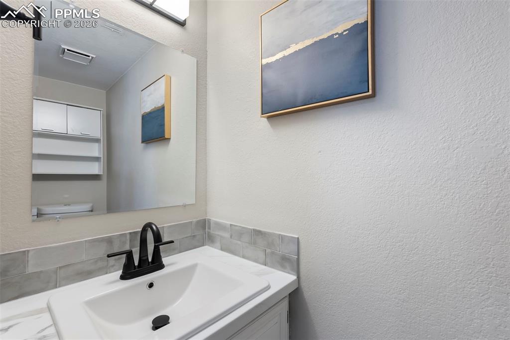 Image 23 of 45: Bathroom