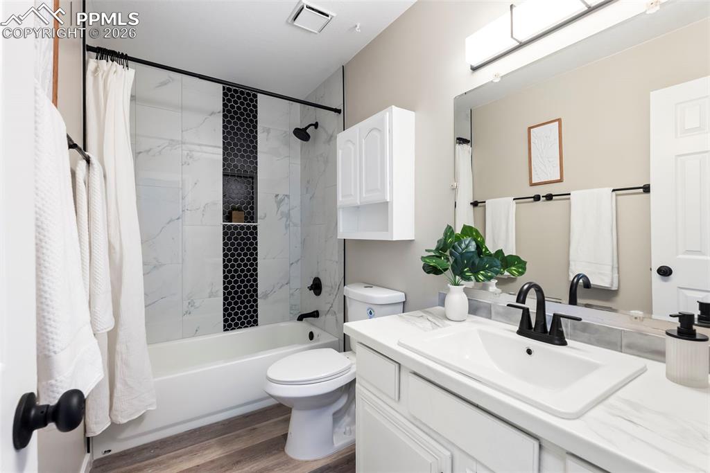 Image 24 of 45: Bathroom