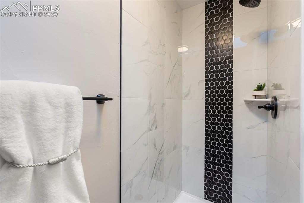 Image 35 of 45: Bathroom