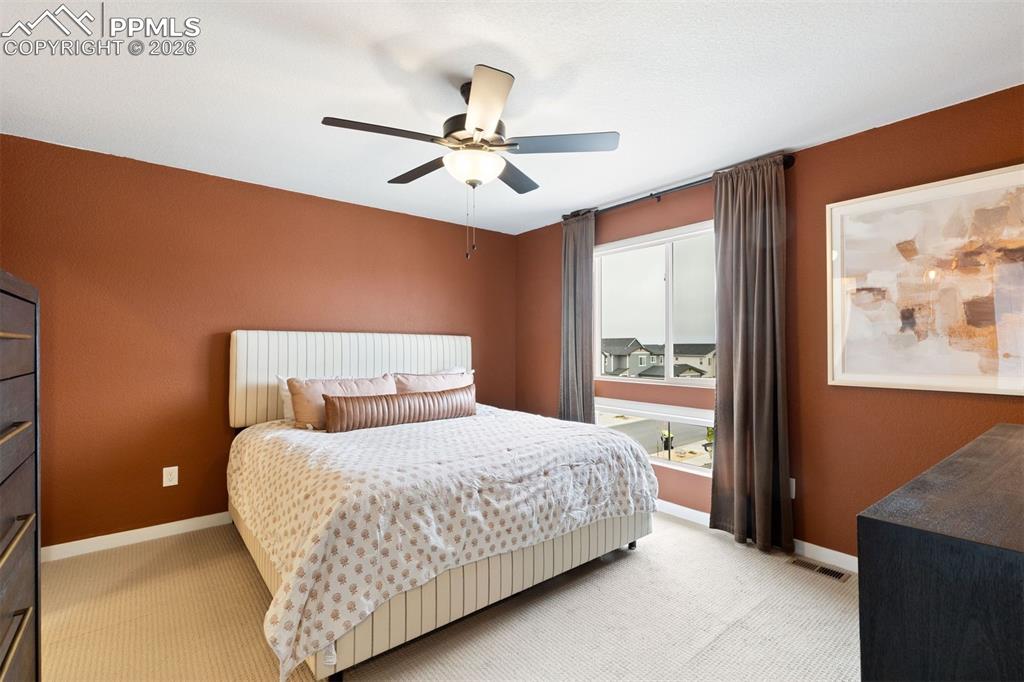 Image 18 of 32: Bedroom