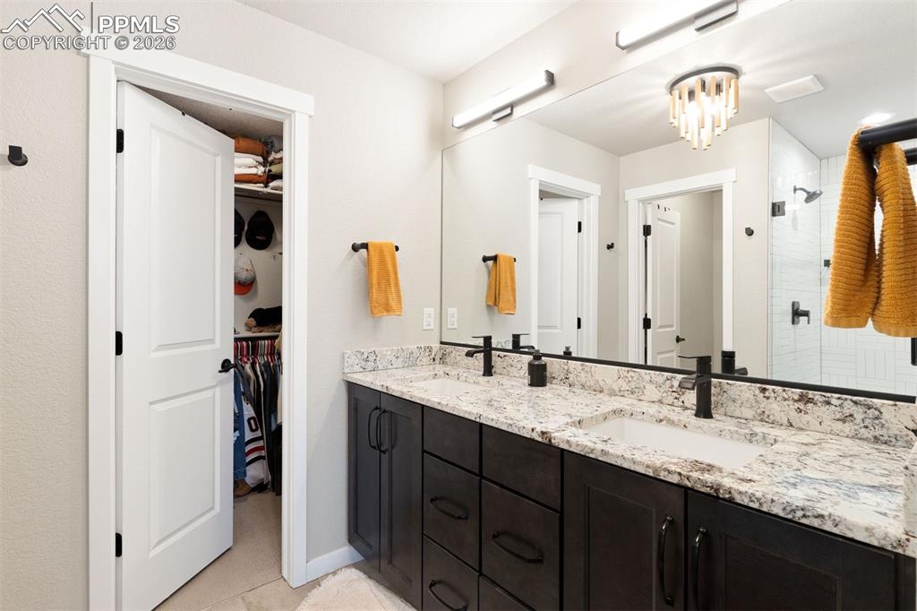 Image 20 of 32: Bathroom