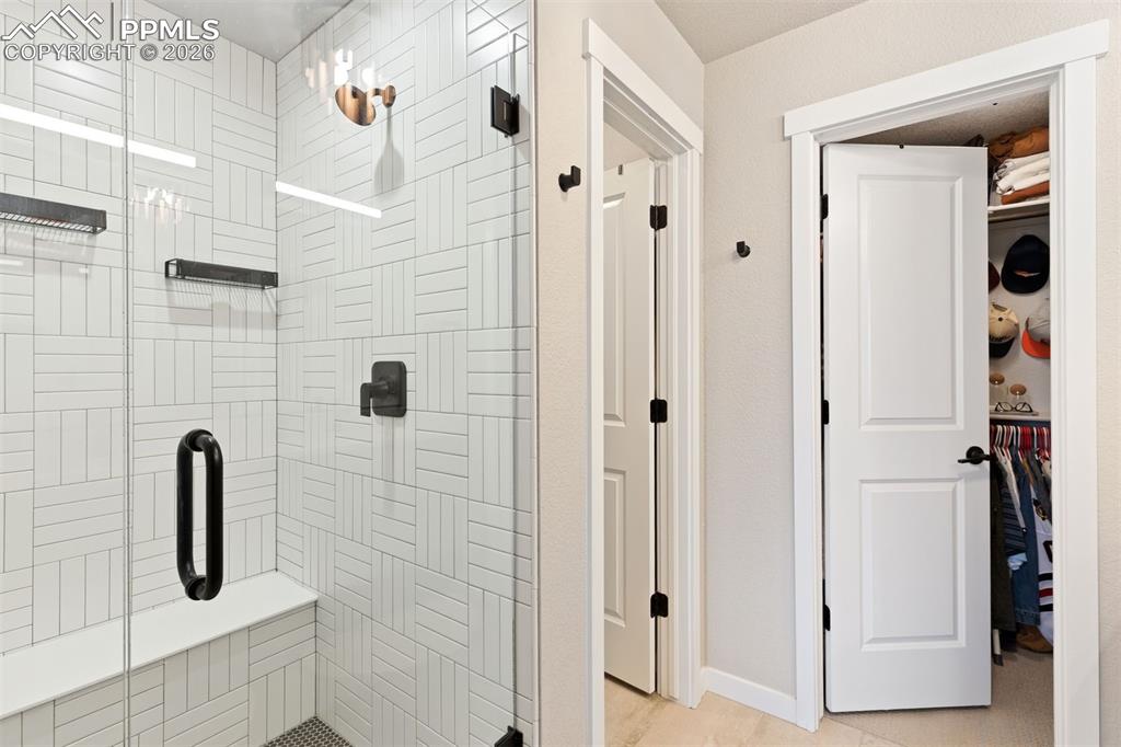 Image 21 of 32: Bathroom