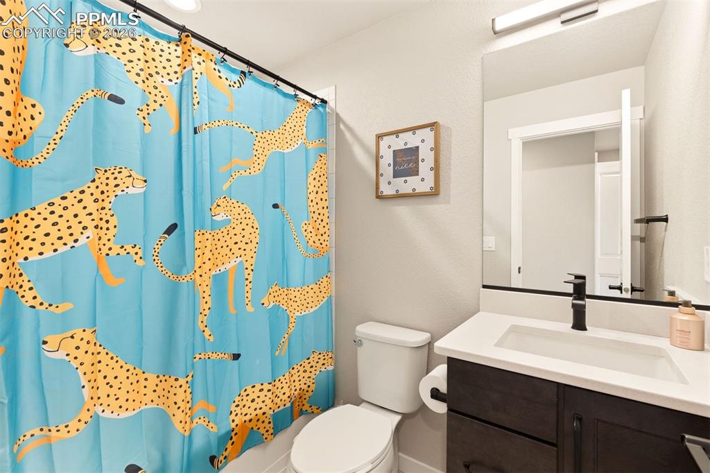 Image 24 of 32: Bathroom