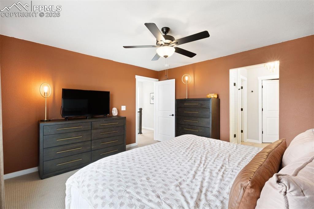 Image 7 of 32: Bedroom