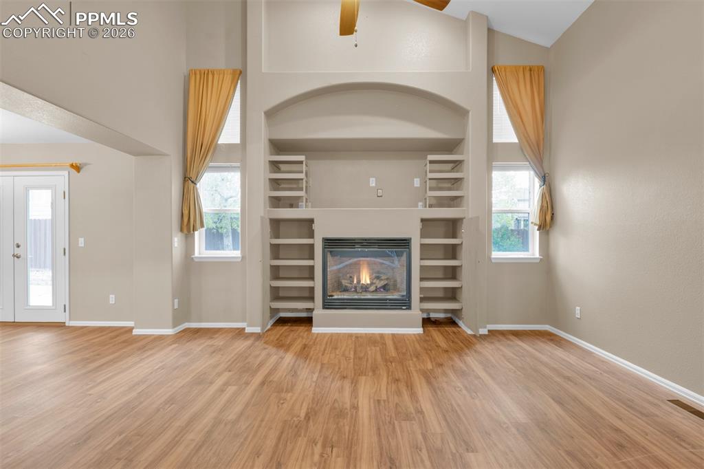 Image 16 of 50: Living Room