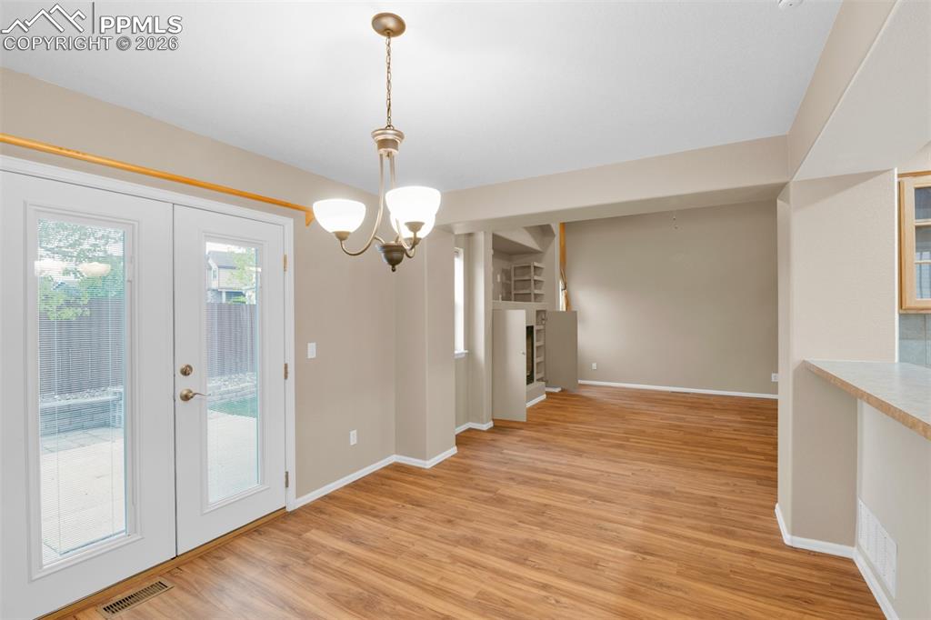 Image 18 of 50: Dining Area