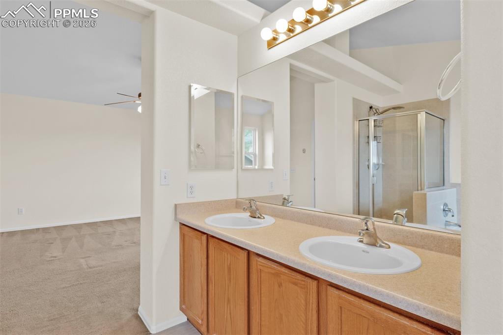 Image 30 of 50: Bathroom