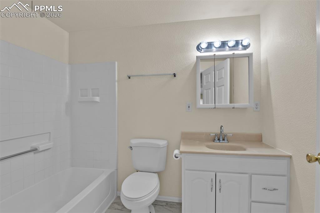 Image 43 of 50: Bathroom