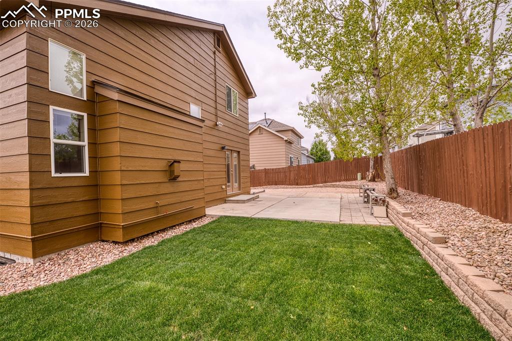 Image 8 of 50: Yard