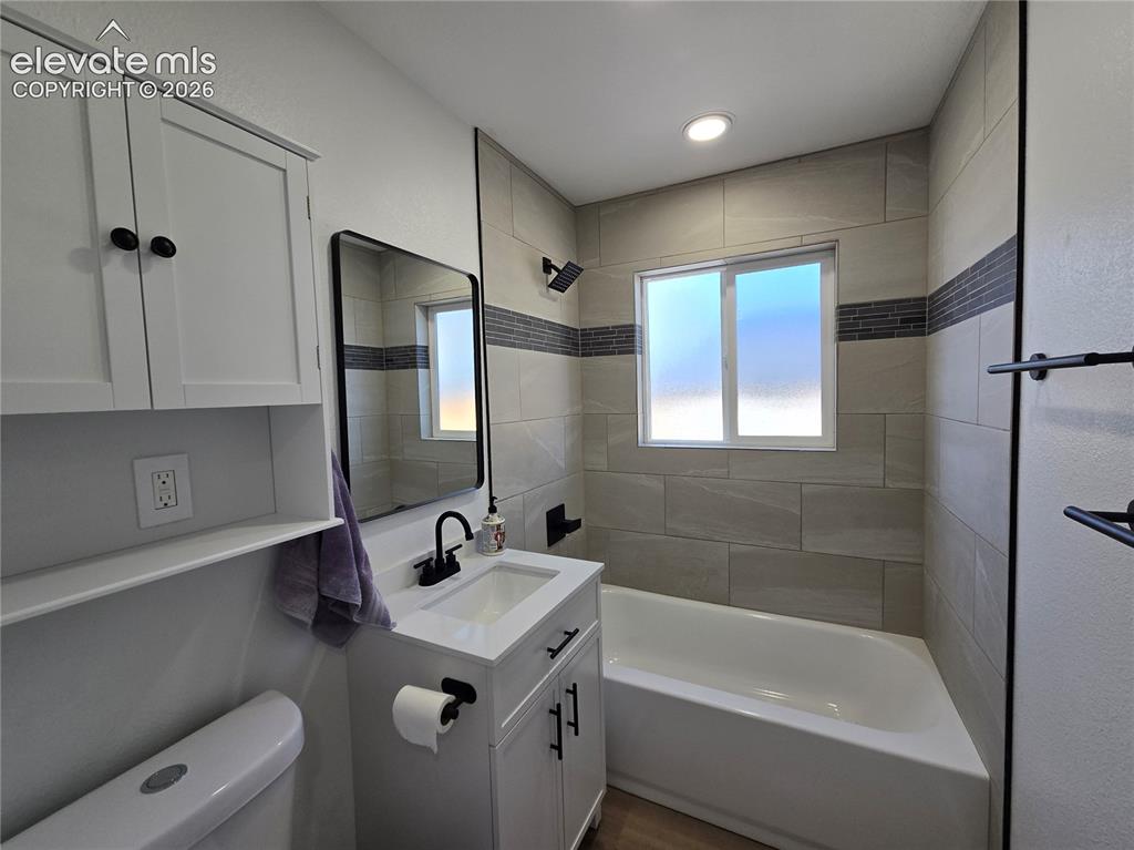 Image 11 of 36: Bathroom