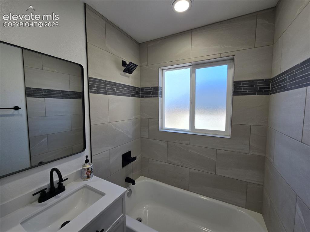 Image 12 of 36: Bathroom