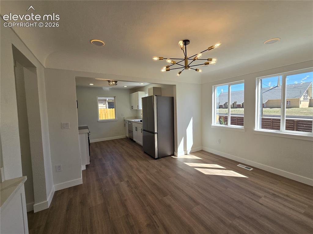 Image 5 of 36: Dining Area