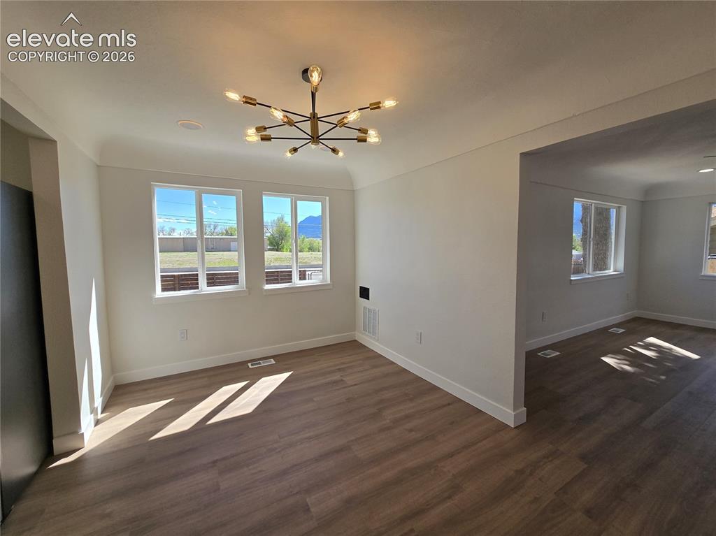 Image 6 of 36: Dining Area
