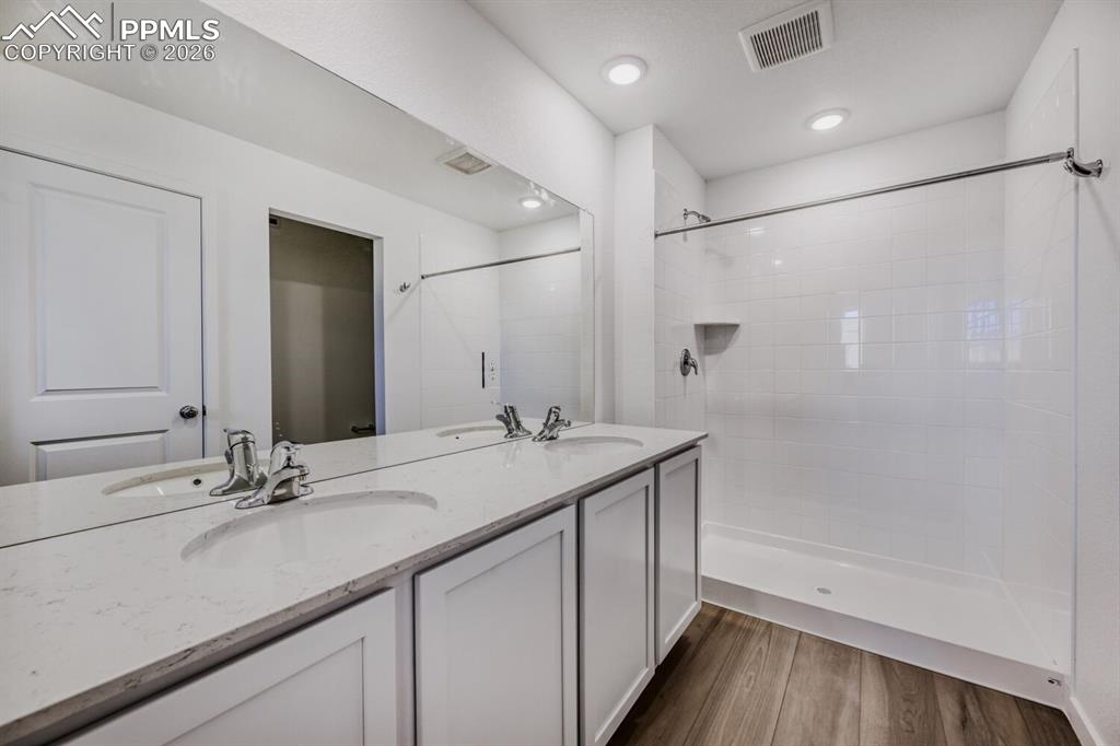 Image 6 of 14: Bathroom