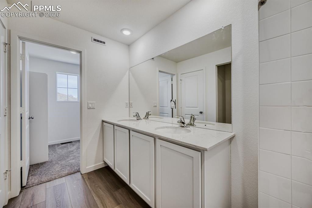 Image 7 of 14: Bathroom