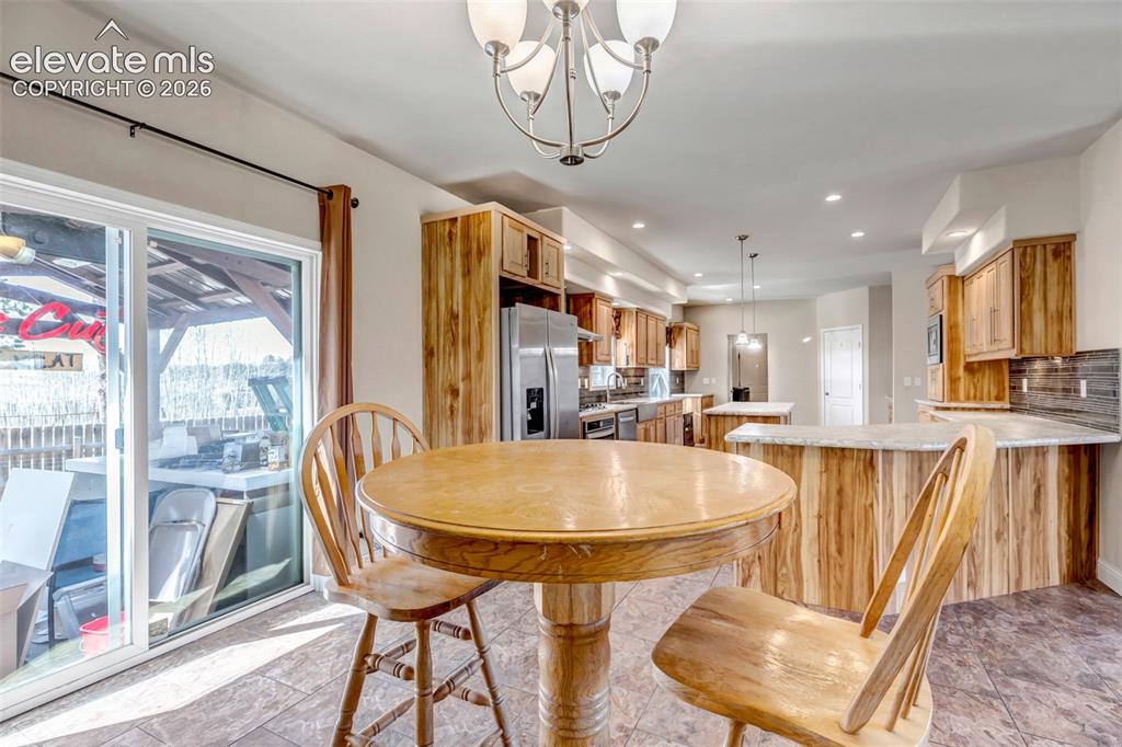 Image 18 of 35: Dining Area