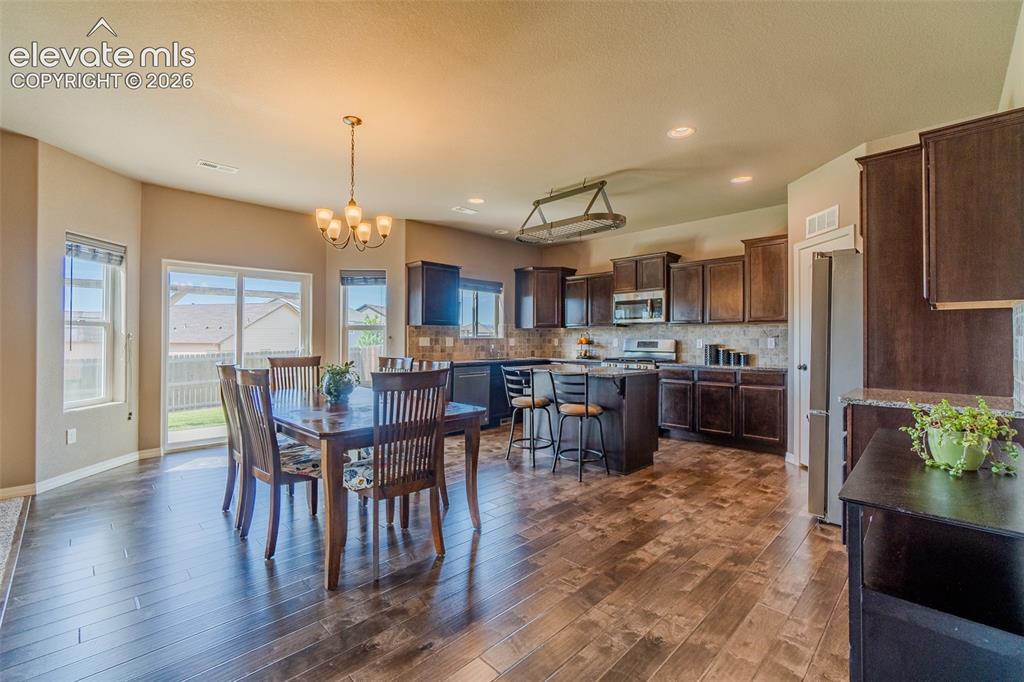 Image 13 of 45: Dining Area