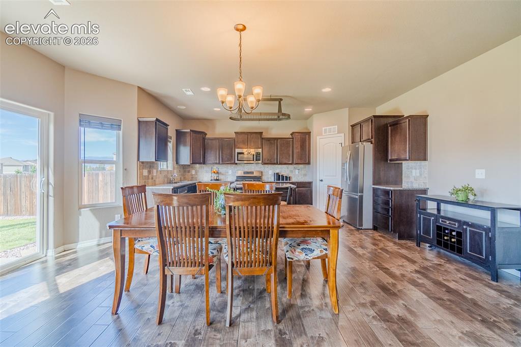 Image 14 of 45: Dining Area