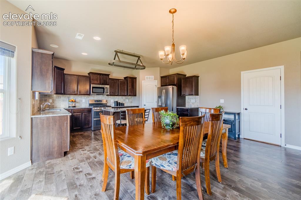 Image 15 of 45: Dining Area