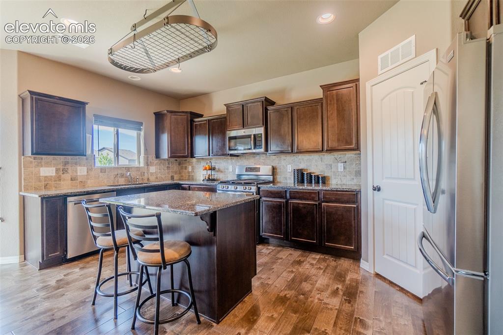 Image 17 of 45: Kitchen