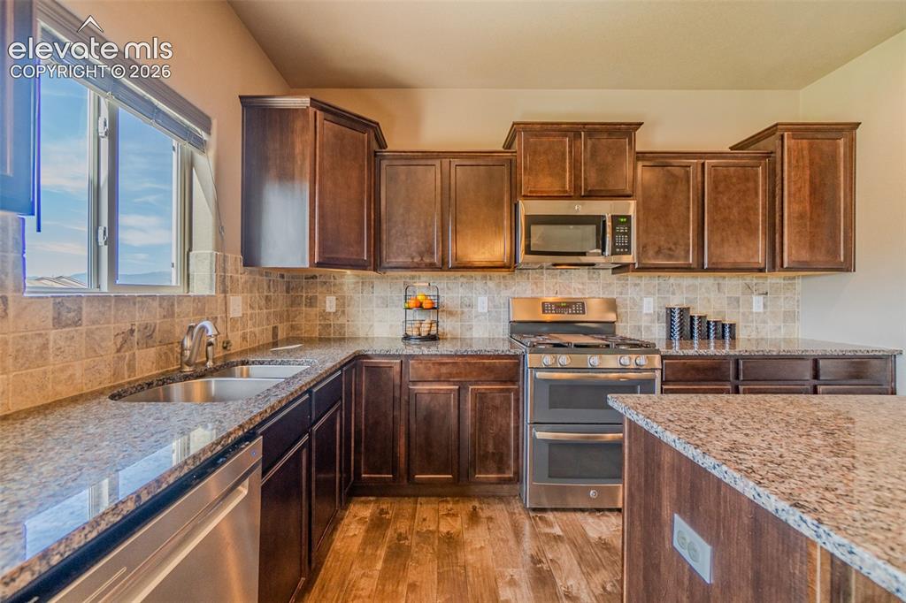 Image 18 of 45: Kitchen