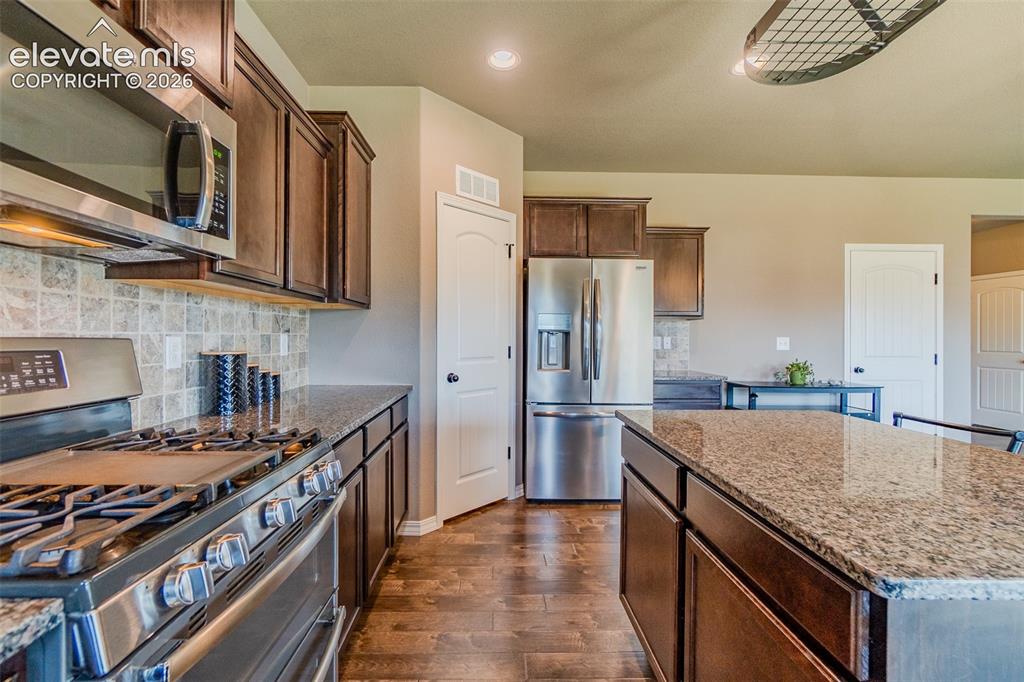 Image 19 of 45: Kitchen