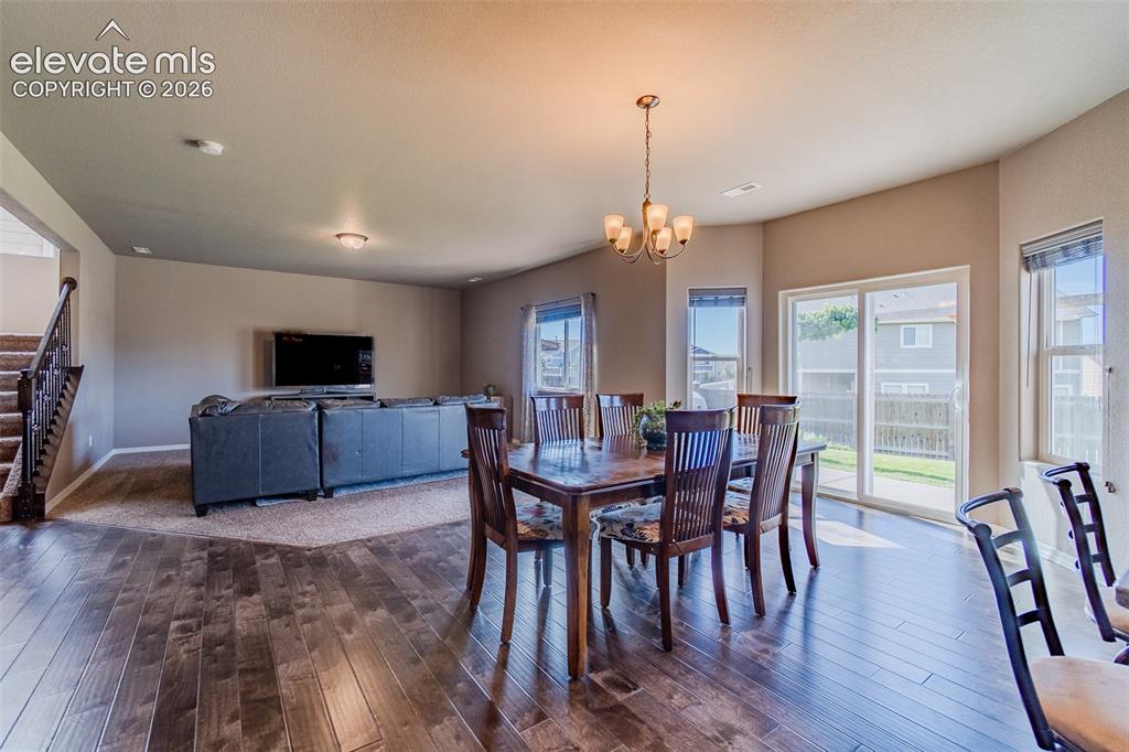 Image 21 of 45: Dining Area