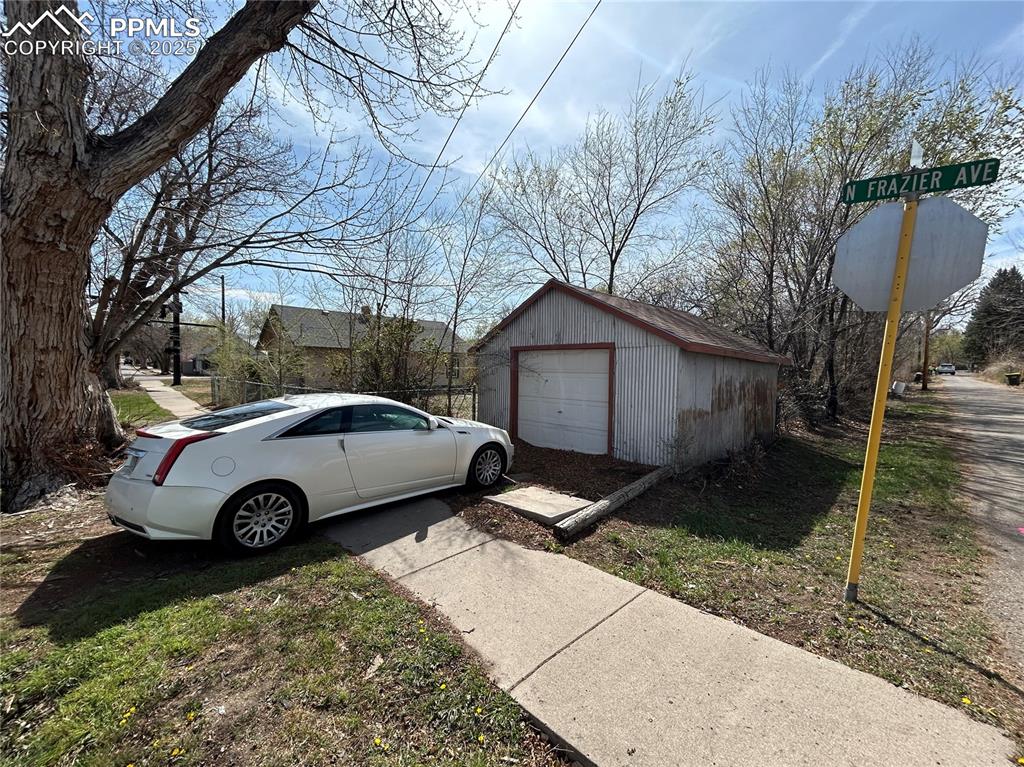 Image 15 of 16: Garage