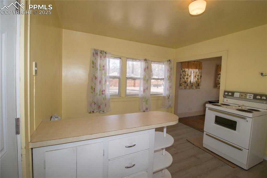 Image 5 of 16: Kitchen