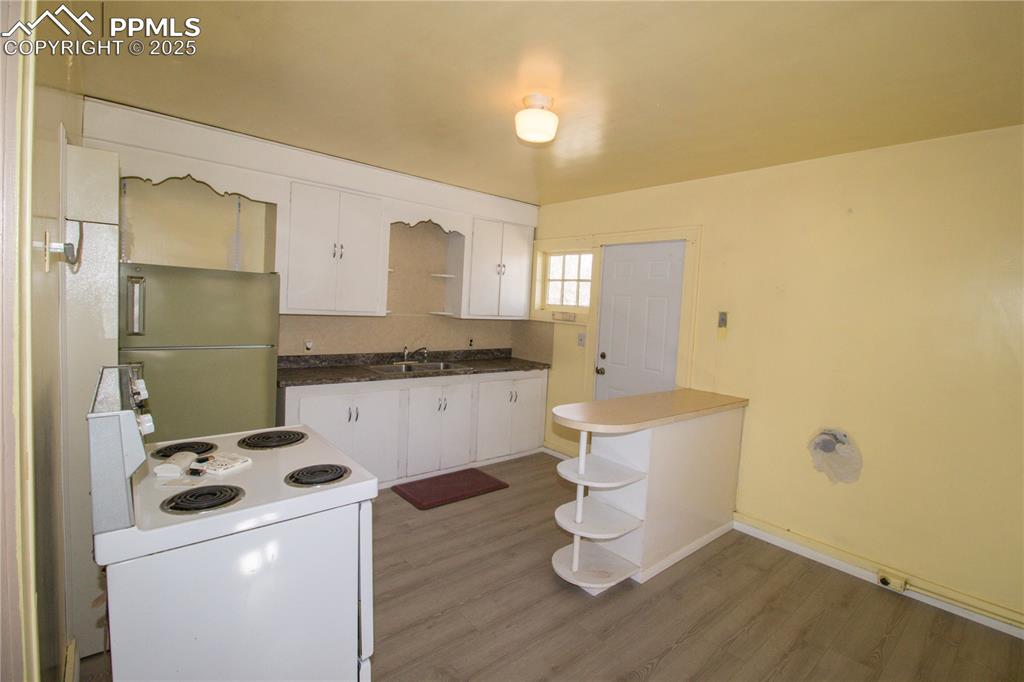 Image 6 of 16: Kitchen