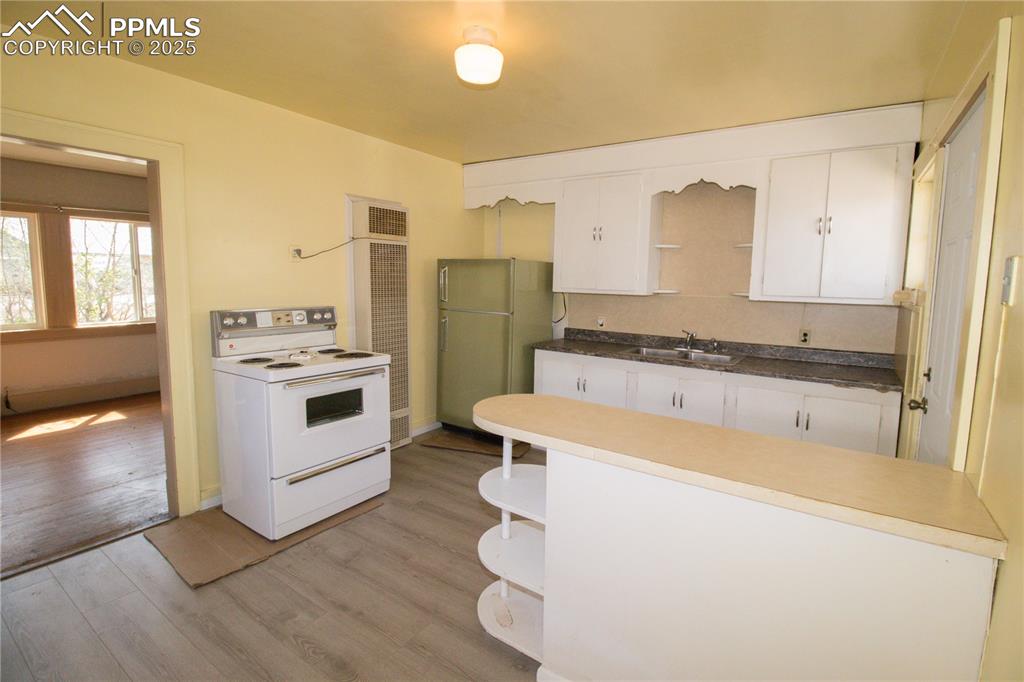 Image 7 of 16: Kitchen