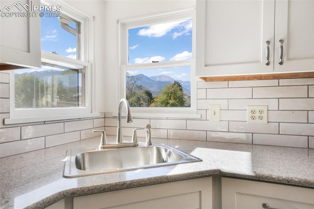 Image 10 of 50: Kitchen