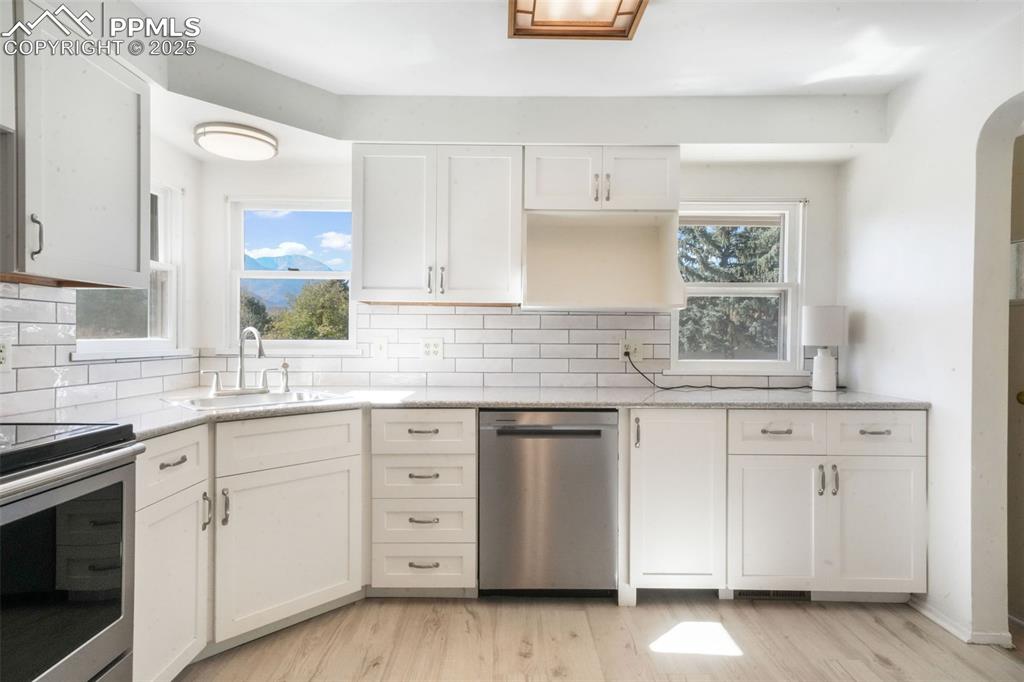 Image 11 of 50: Kitchen