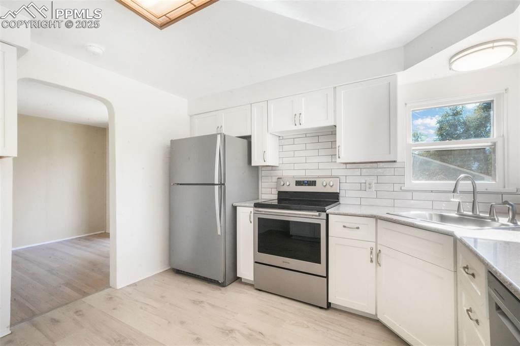 Image 12 of 50: Kitchen