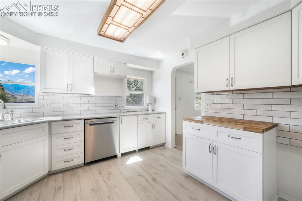 Image 13 of 50: Kitchen