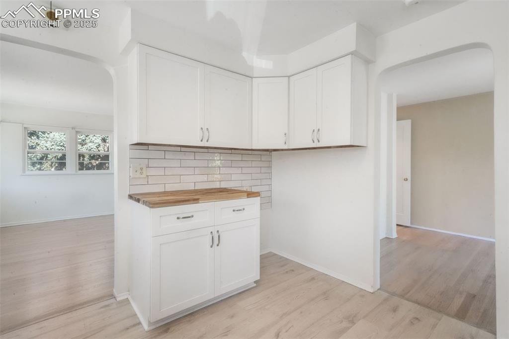 Image 14 of 50: Kitchen