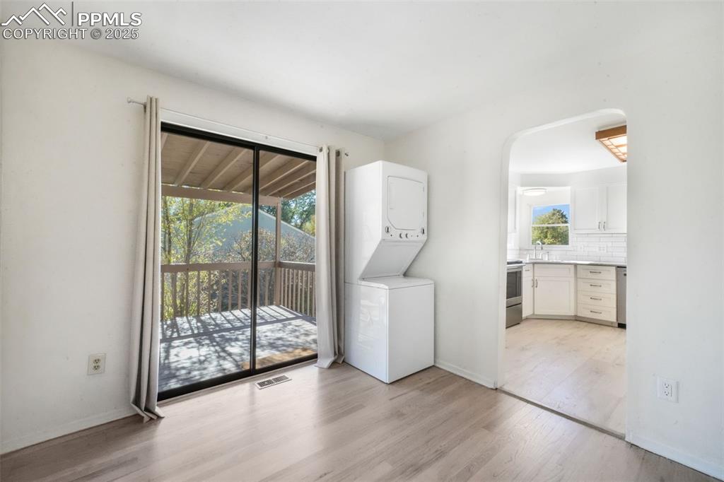 Image 18 of 50: Dining Area