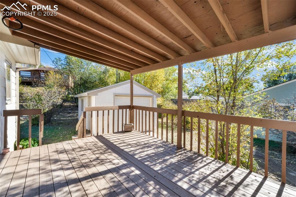 Image 21 of 50: Deck